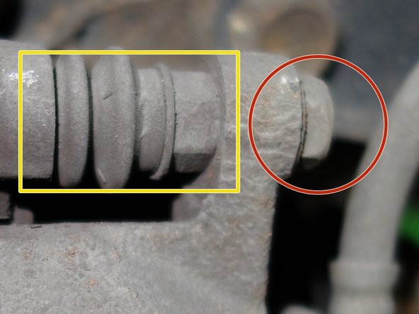 A cette étape, seuls les boulons sont retirés. Les douilles de guidage restent solidaires de leurs soufflets et de l'étrier.