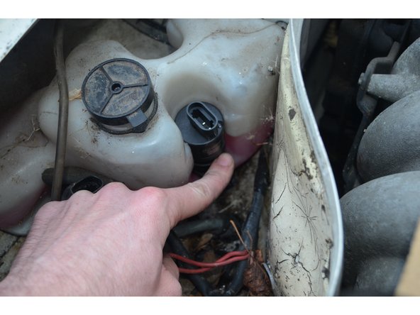 Retirez la pompe en la tirant vers le haut.