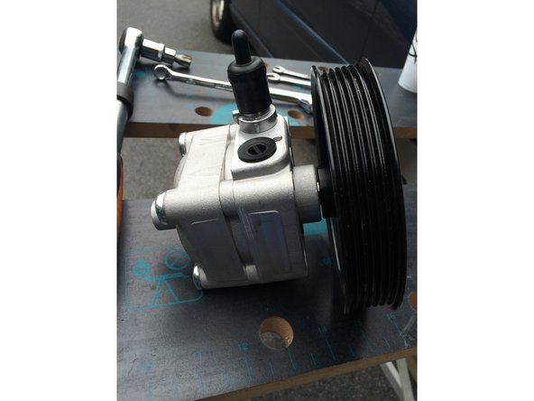 Sortir la pompe de l'emballage et enlever les capuchons.