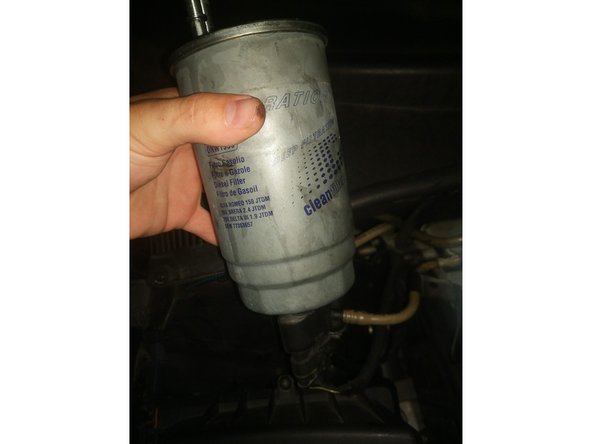 Ensuite le filtre vient tout seul. Ne pas tirer trop fort car il y a le câble du capteur