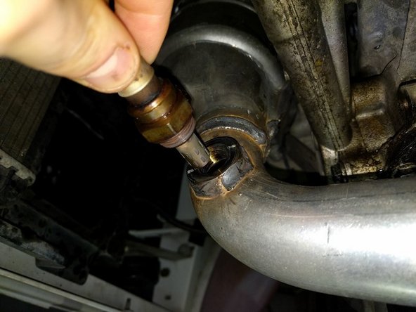 Enfin, replacer la sonde lambda préalablement graissée à l'aide de graffitée et visser