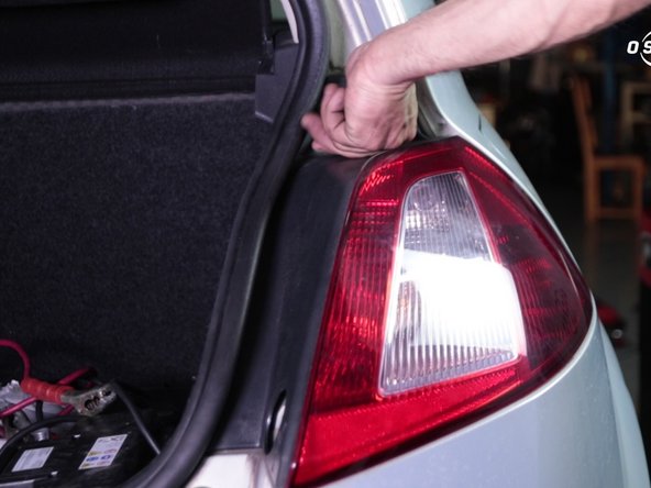 Retirer le second papillon sur le haut du feu