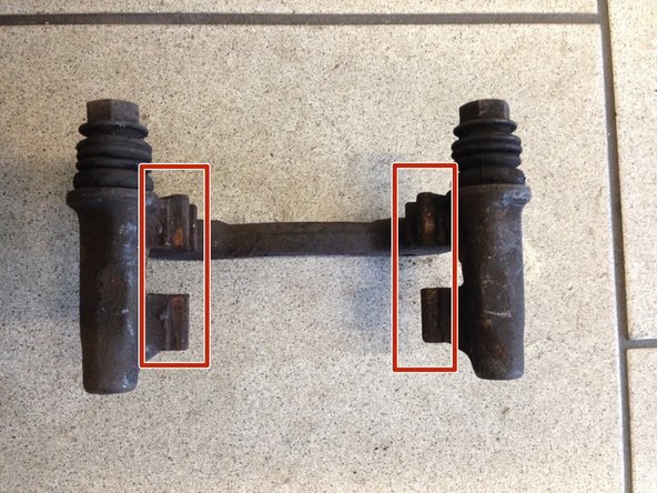A l'aide d'une brosse métallique nettoyer les porté des plaquettes