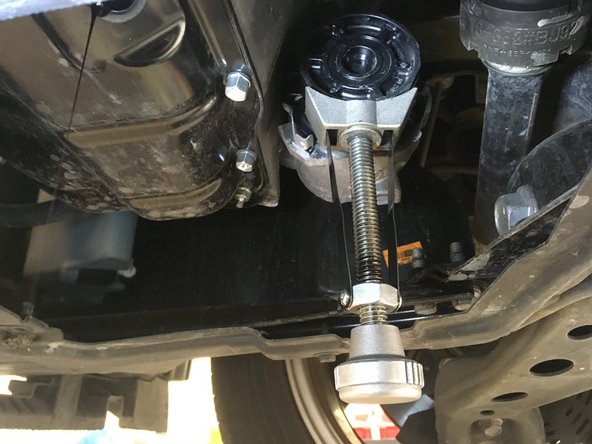 Demonter le filtre à huile à l'aide de la clé à sangle