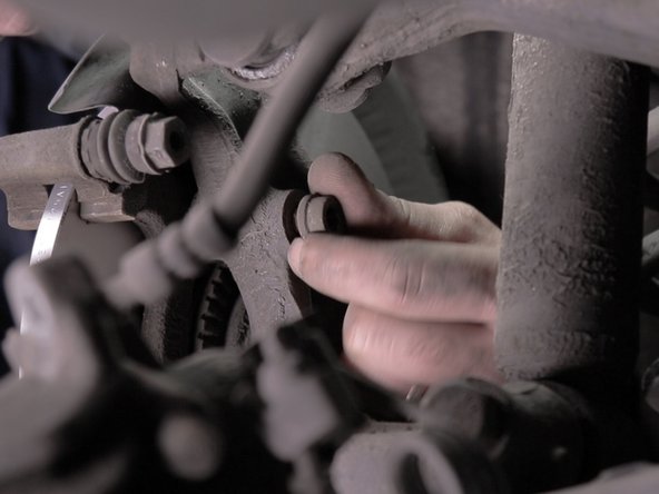 Attention la plus longue des 2 vis se positionne en bas du support d'étrier