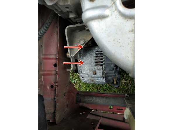 présenter l'alternateur en insérant d'abord la vis de fixation supérieure