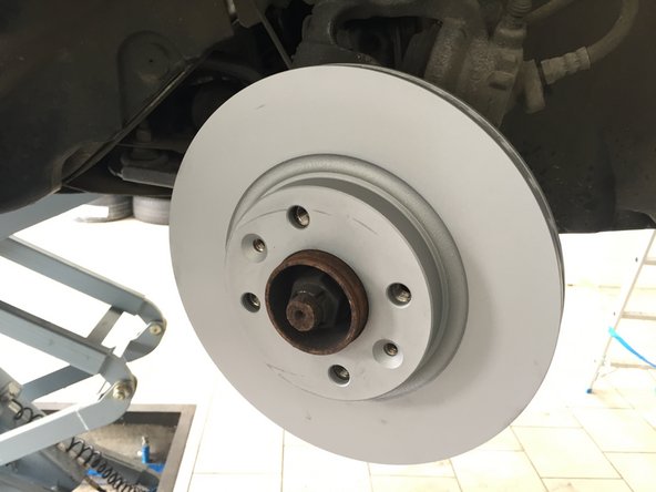 A l'aide du cliquet et de l'embout de T30 visser les deux vis qui maintienne le disque en place