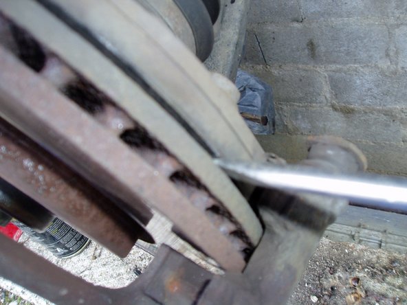 Faire levier avec un tournevis plat ci-besoin pour aider à sortir les plaquettes