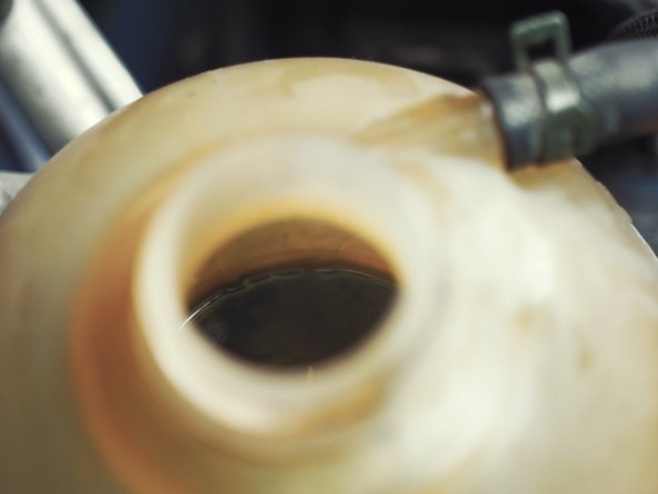 Des éclaboussures peuvent jaillir du bocal, du aux bulles d'air qui s'échappe du circuit. Attention ne pas refermer le bouchon avant d'avoir entièrement chassé l'air du circuit