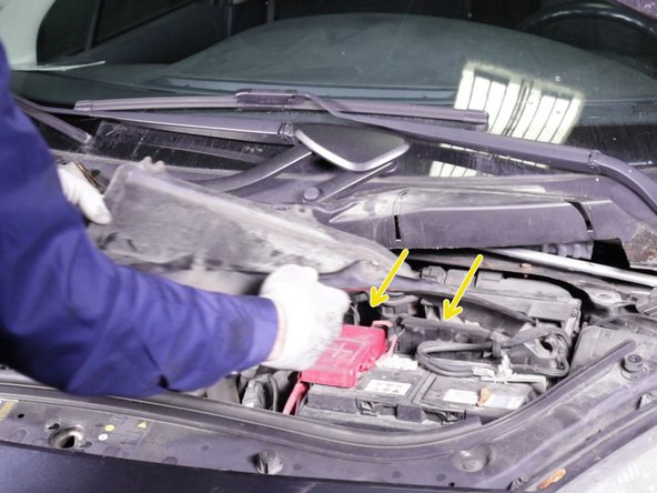 Retirer la taule d’accès en tirant délicatement vers vous