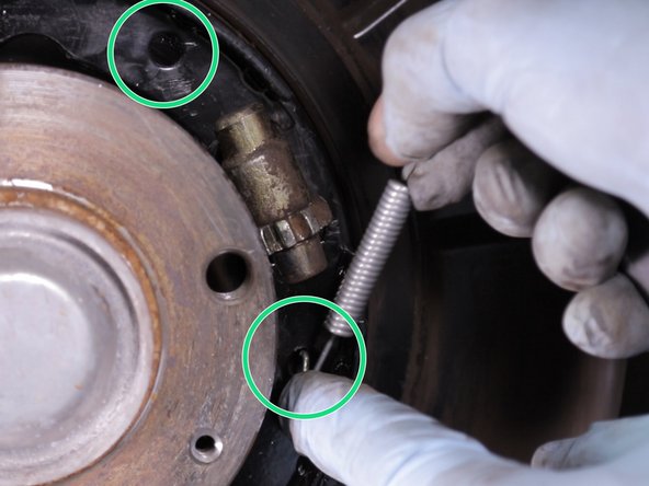 Replacer le ressort sur la mâchoire du bas puis sur celle du haut