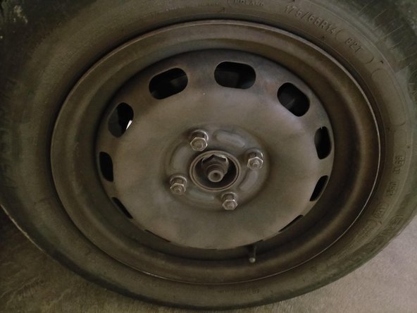 Déposer la roue côté droit avec la clé à choc et une douille de 19 mm.