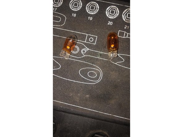 Comparer les deux ampoules W5W