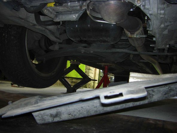 2- Enlever le cache sur le moteur (simple rotule-pression, à tirer par les coins).