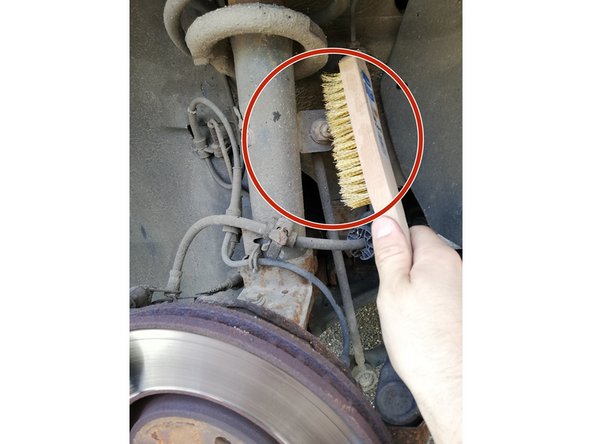 Brosser à l'aide d'une brosse métallique le filetage des boulons.