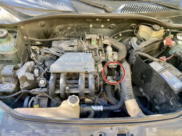 Le thermostat se trouve à droite du moteur. Pour le trouver il suffit de suivre la durite que nous venons d'enlever du radiateur