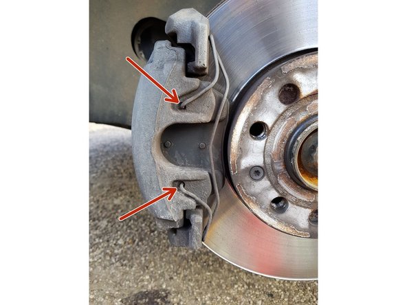 Nous allons maintenant déposer le ressort de l'étrier de frein, utilisez une pince multiprise puis tirer vers vous en prenant les 2 points d'accroche du ressort (il se retire sans forcer).