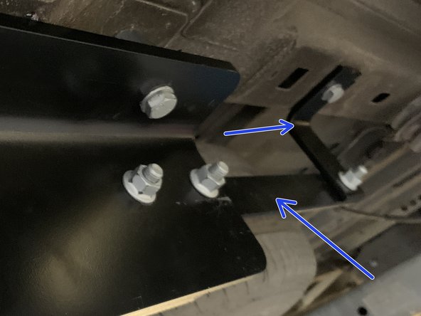 Installer la 1er barre de renfort et l'équerre