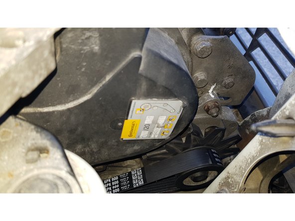 Pour une tension correcte il faut que vous ne puissiez pas tordre la courroie de plus de 90°.