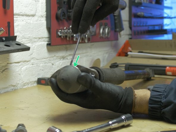 Faire levier avec un petit tournevis plat pour déposer le tête de la coupelle d'amortisseur