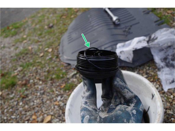 Avant de remplacer le nouveau filtre : attention ! Il faut impérativement retirer l'ancien joint (toujours fournit avec le filtre à huile, si vous n'avez rien, c'est qu'il y a un pb !).