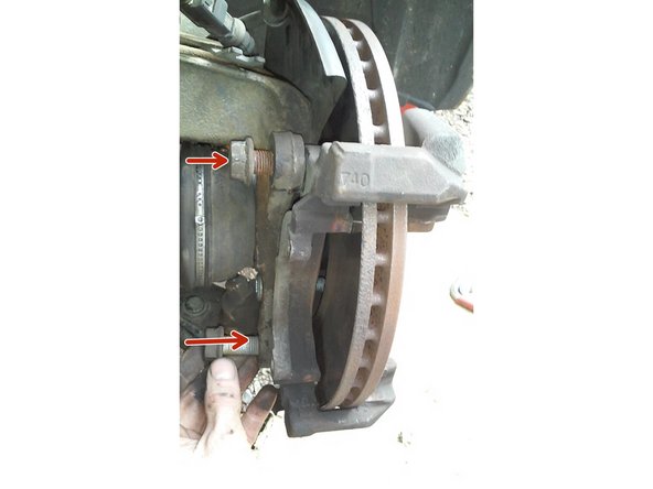 Positionner le support, placer une vis puis l'autre vis avant de bloquer les deux avec la clé de 18 mm.