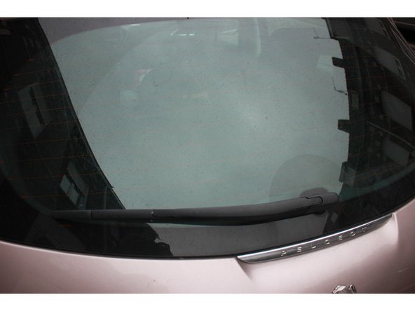 Repliez l'essuie-glace afin de le remettre à sa position d'origine et le tour est joué !