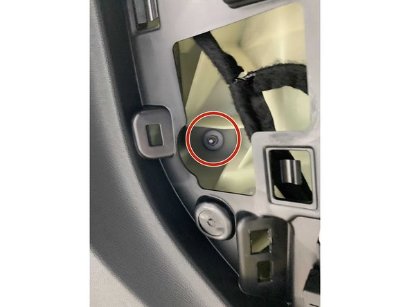 Visser les 4 vis de 10 du feu