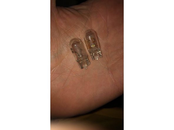 Comparer les deux ampoules