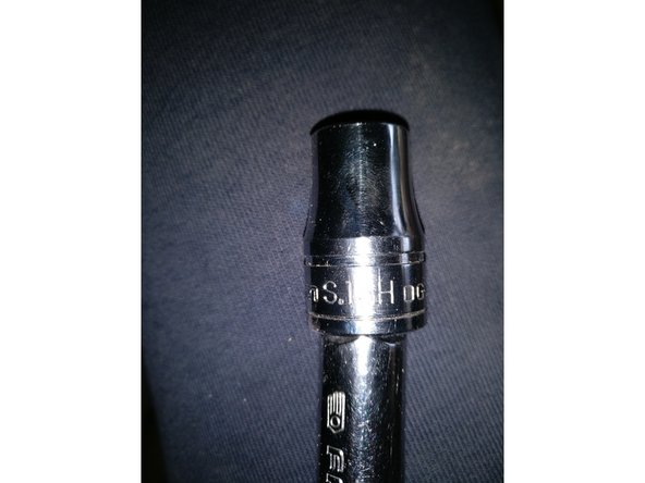 A l'aide d'une douille de 13, dévisser la vis du support filtre