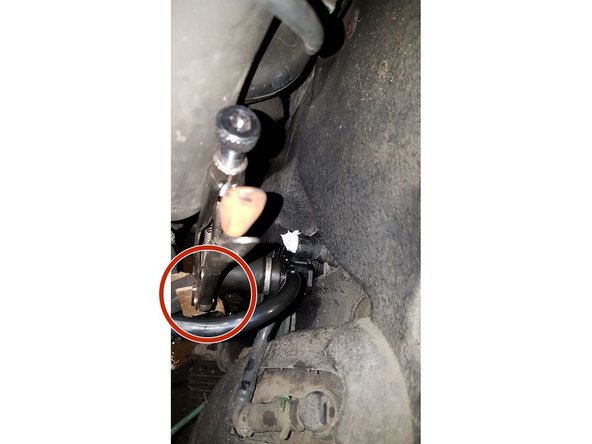 Pour ne pas que le liquide de refroidissement coule lorsqu'on enlevera les durites, il faut les &quot;pincer&quot;.