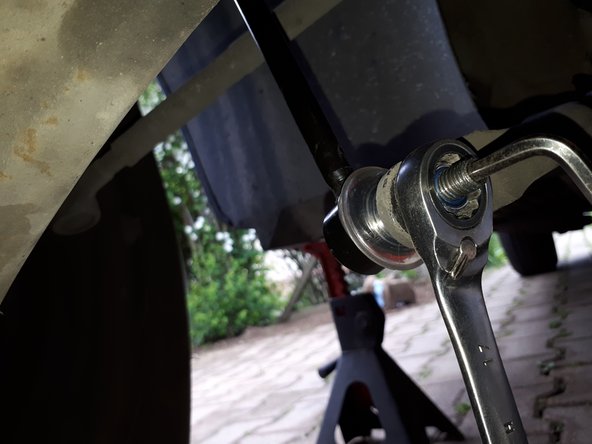 Serrer les écrous de la biellette fermement, utiliser la clé Allen de 5 pour retenir la rotule si elle tourne avant le blocage complet de l'écrou