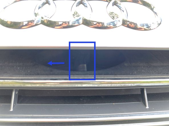 
Une fois la manette tir&eacute;e, le capot s'est l&eacute;g&egrave;rement ouvert. Localiser la seconde manette, celle du d&eacute;verrouillage du capot, et la pousser vers la gauche.
