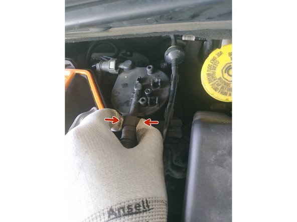 démonter la durite de sortie carburant en appuyant sur les languettes de couleur