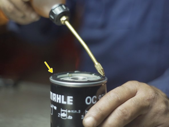 
Apply oil to the oil filter gasket
