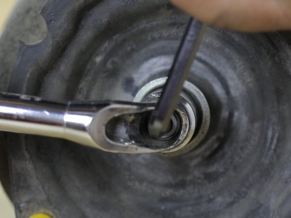 Bloquer l'écrou de la coupelle