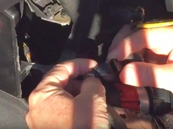 Déconnecter la fiche arrière du commutateur à l’aide d'un levier en plastique isolant ainsi que la petite fiche du tambour.