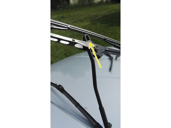 Pousser le bras dans son logement