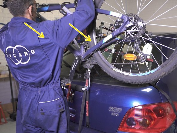 Poser le vélo sur les deux emplacements dédiés