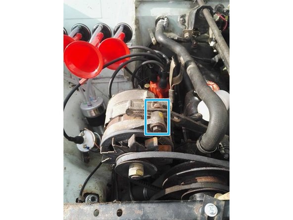 Il n'est pas nécessaire de déposer l'alternateur pour détendre la courroie il suffit de le dégager.