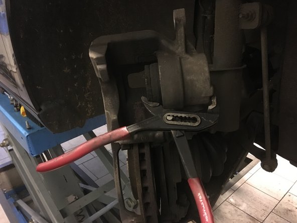 Repousser le piston à l'aide d'une pince multiprise