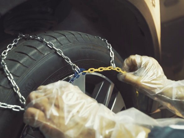 Accrocher la chaîne jaune avec la chaîne bleue