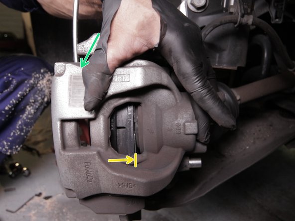 Astuce : Pour repousser le piston sans repousse piston, replacer l'étrier avec la première plaquette sur la chape puis à l'aide d'un tournevis plat faire levier sur l'étrier pour repousser le piston