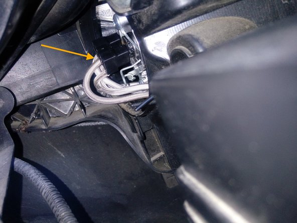 Dégager le porte-ampoule en faisant un quart de tour