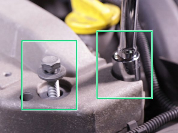 Retirer les 3 vis du support moteur avec la douille de 16