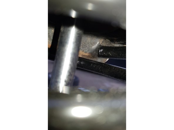 Pensez à plaquer le ressort contre les butées de l'amortisseur et du pad inférieur.