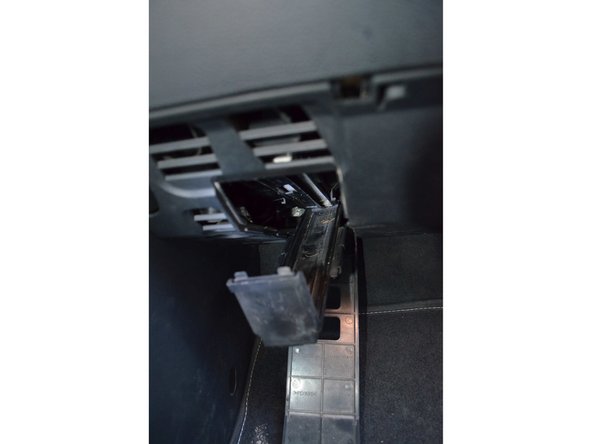 Maintenant que les plaques de maintien ne sont plus en place retirez le couvercle du filtre en tirant dessus.