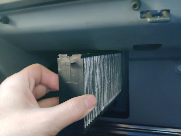 Mettre en place tout d'abord l'élément inférieur du filtre d'habitacle.