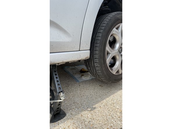 Je redescends la voiture des chandelles afin de la mettre bien à plat.