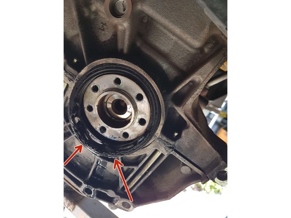 Pour enlever le joint, il faut s'aider d'un petit tournevis plat pour essayer de l'enlever.